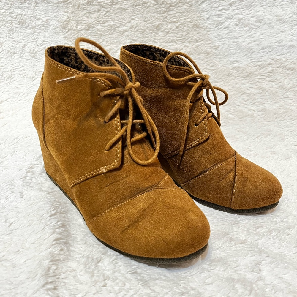 City Classified Brown Closed Toe Wedges 3 Inch Heel Size 8